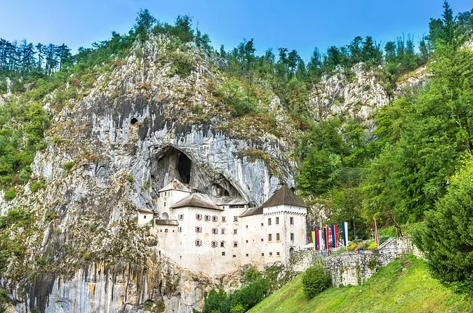 Die Burg Predjama, in einen Höhleneingang auf halber Höhe einer Kalksteinwand gebaut