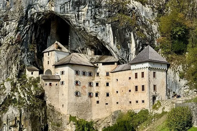 La fachada blanca del castillo de Predjama contra la roca